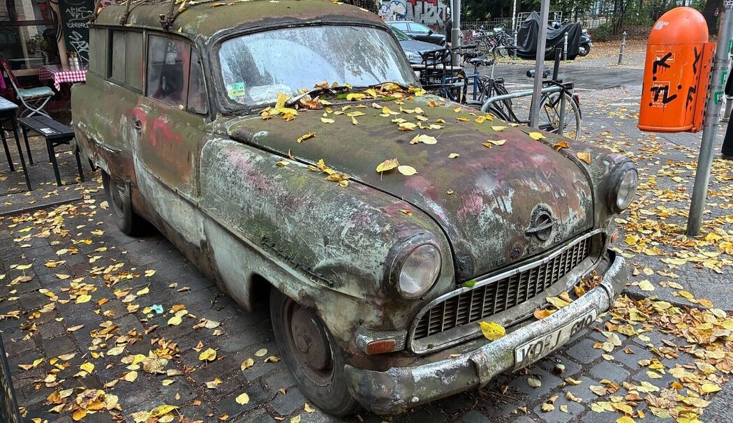 Ein alter Opel in Berlin
