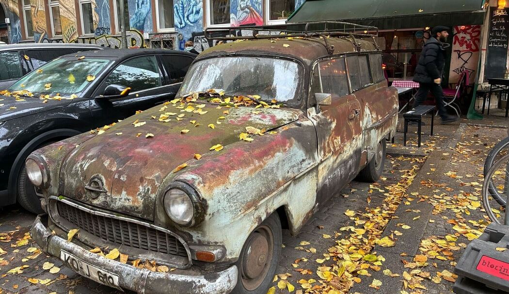 Ein alter Opel in Berlin