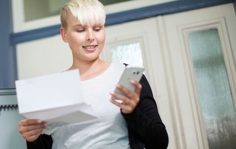 Frau liest einen Brief