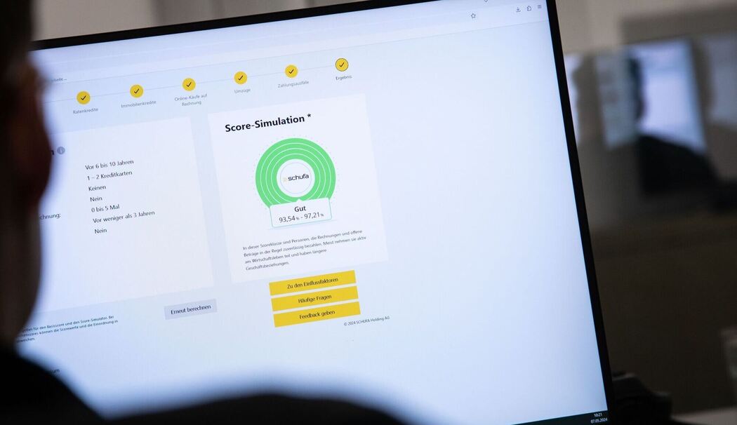 Eine Person simuliert ihren Schufa-Score an einem Computer