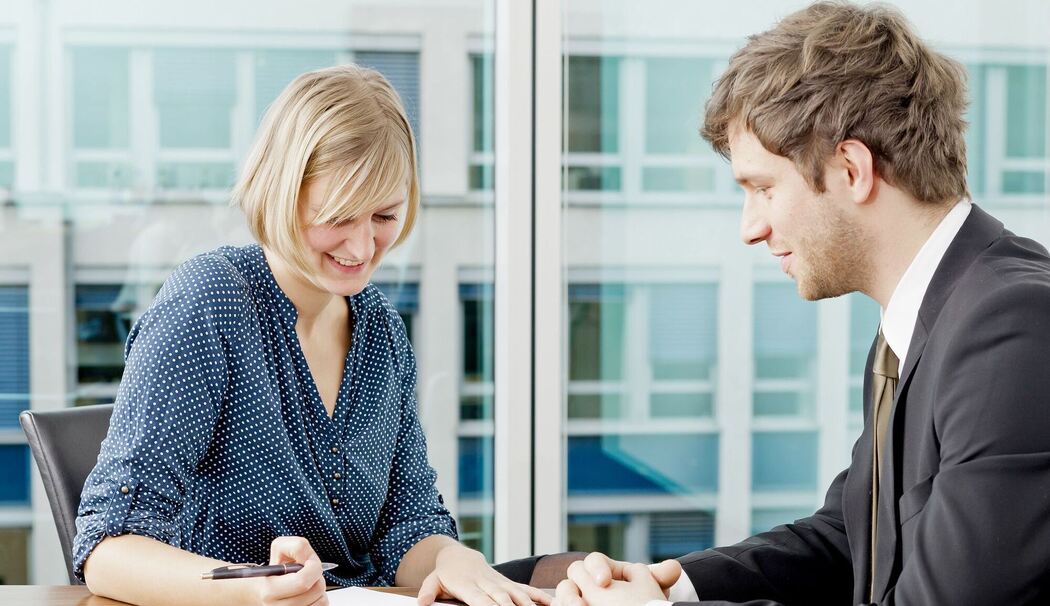 Ein Mann und eine Frau in einem Mitarbeitergespräch