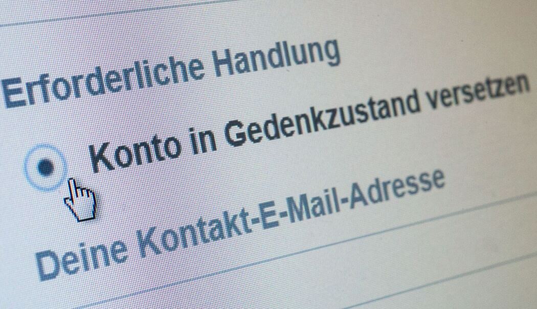 Gedenkzustand eines Online-Profils ist auf einem Display zu sehen
