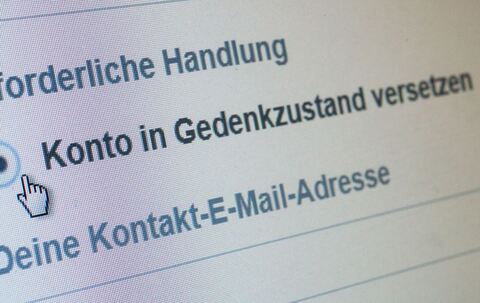 Gedenkzustand eines Online-Profils ist auf einem Display zu sehen