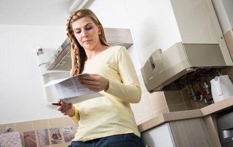 Frau liest Brief zum Anbieterwechsel eines Energieversorgers