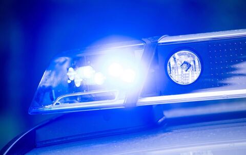 Ein Blaulicht leuchtet an einer Polizeistreife
