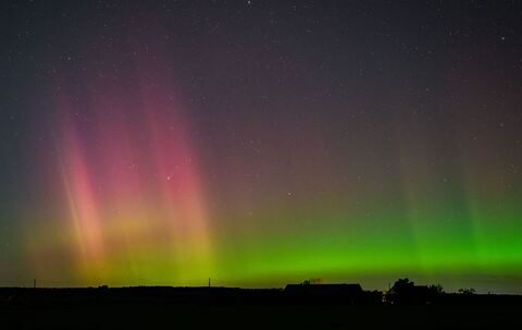 Polarlicht und Komet leuchten am Nachthimmel