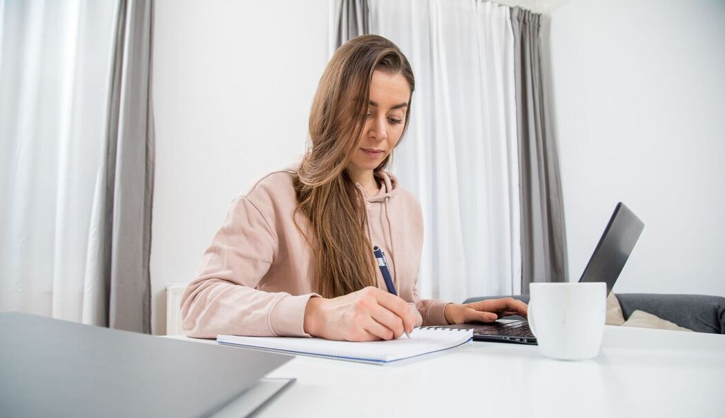 Eine Frau arbeitet konzentriert Eine Frau arbeitet konzentriert