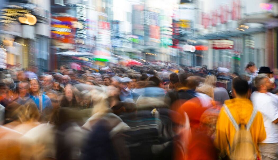 Passanten in einer Fußgängerzone in Köln