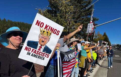 «No Kings» Demonstrationen - Truckee