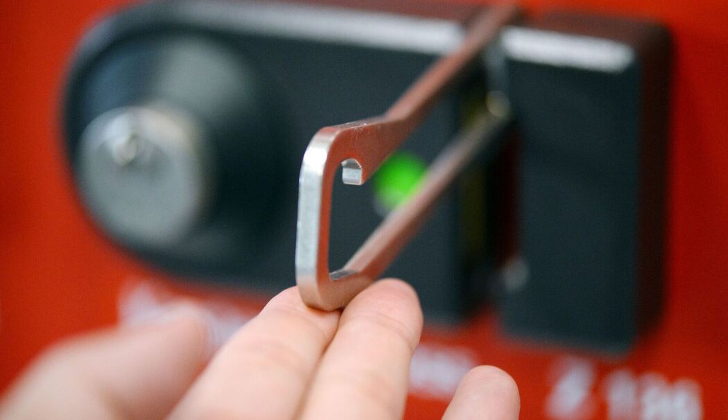 Kastenschluss mit einem Sperrbügel Kastenschluss mit einem Sperrbügel