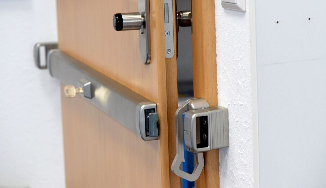 Querriegelschloss an einer Wohnungstür Querriegelschloss an einer Wohnungstür