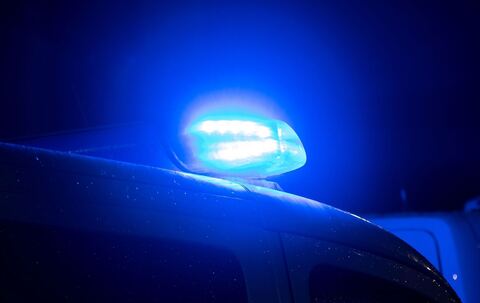Ein Blaulicht leuchtet auf dem Dach eines Polizeiwagens