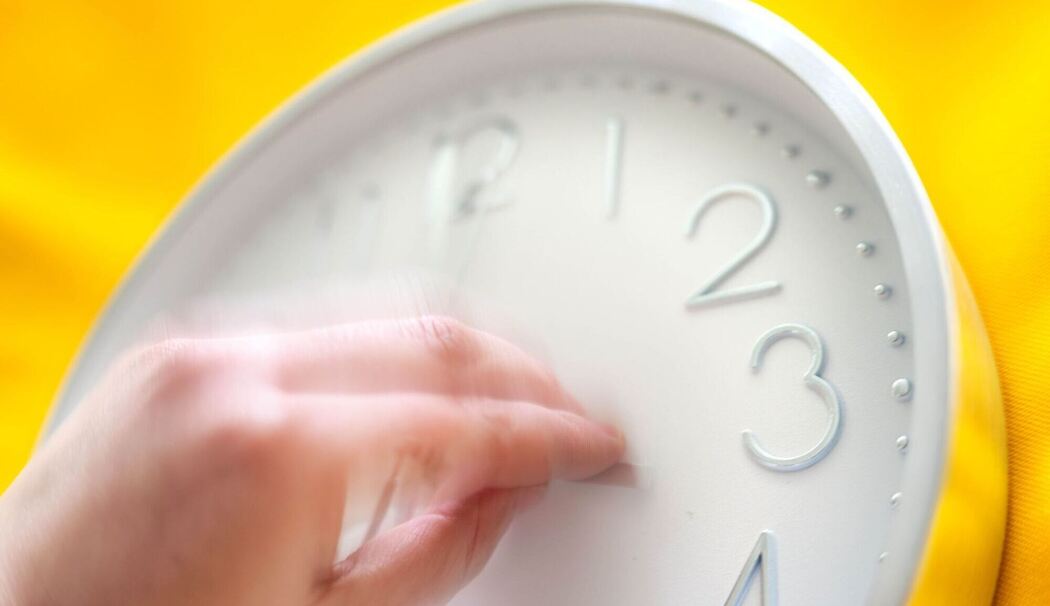 Eine Uhr wird umgestellt Eine Uhr wird umgestellt