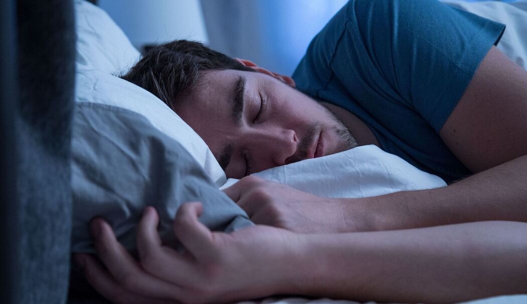 Mann schläft in einem Bett Mann schläft in einem Bett