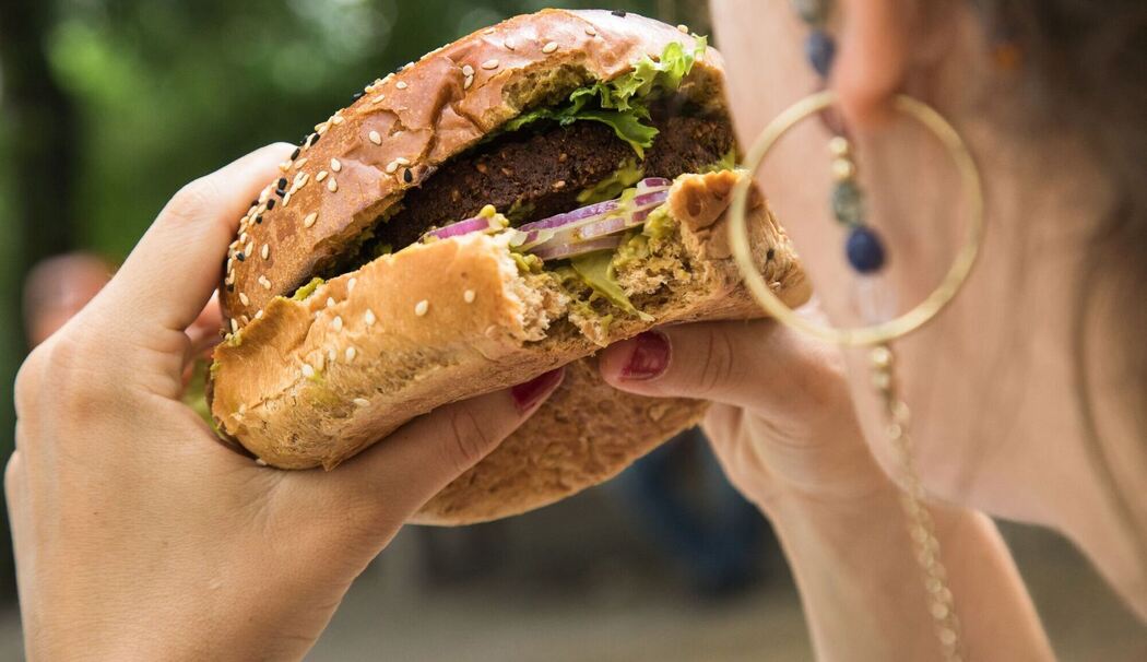 Frau isst einen Burger Frau isst einen Burger