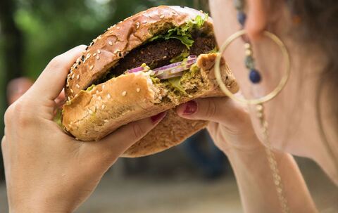 Frau isst einen Burger