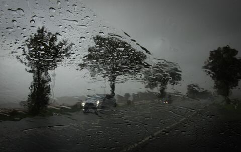 Autos fahren stürmischen Wetter auf einer Lnadstraße
