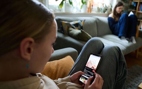 Symbolbild - Smartphone-Nutzung bei Kindern