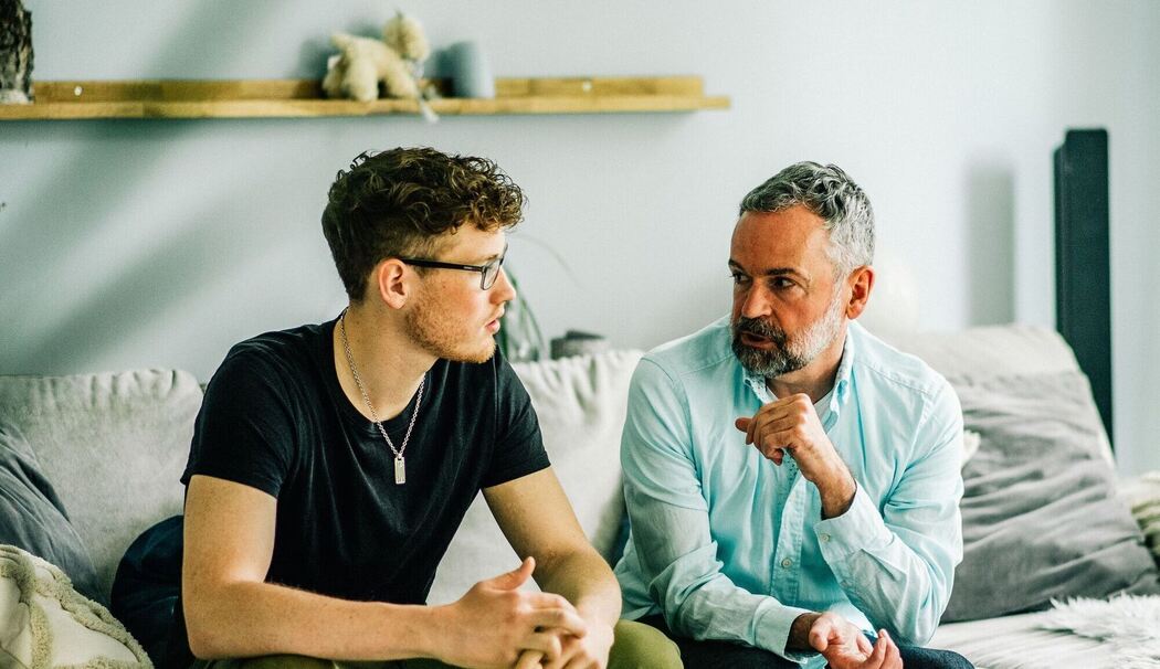Vater und Sohn im Gespräch Vater und Sohn im Gespräch