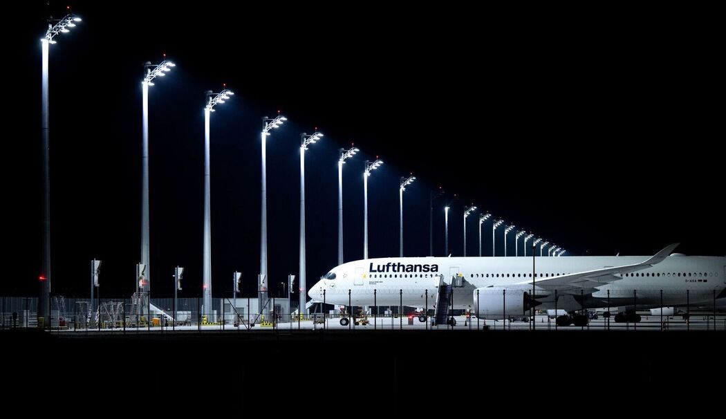 Ein Flugzeug der Lufthansa steht am Flughafen München