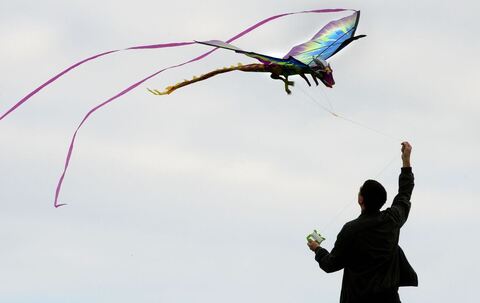 Mann lässt einen Drachen steigen