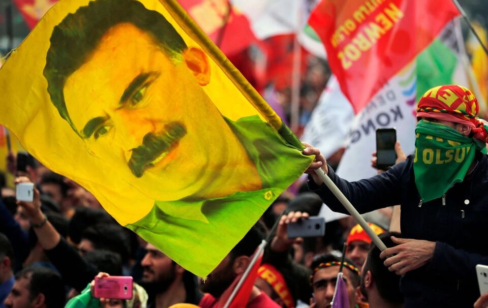 Fahne mit Bild von PKK-Chef Öcalan