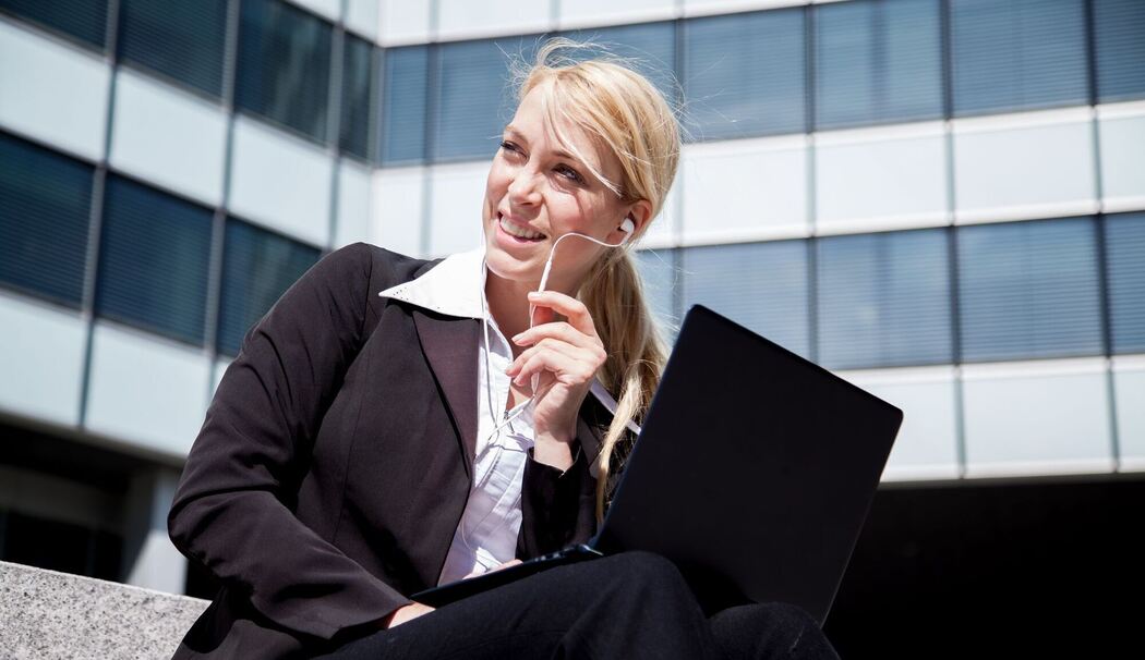 Businessfrau arbeitet draußen