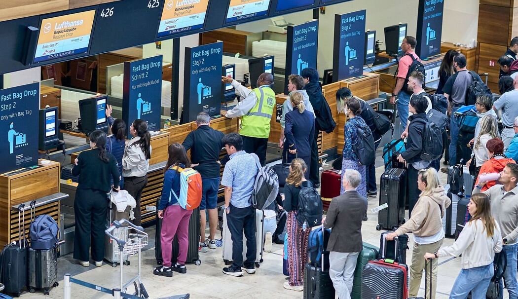 Flughafen BER mit wartenden Fluggästen
