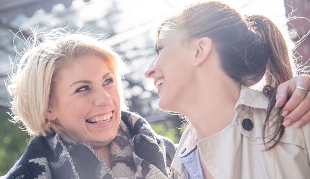 Zwei Frauen lachen gemeinsam Zwei Frauen lachen gemeinsam