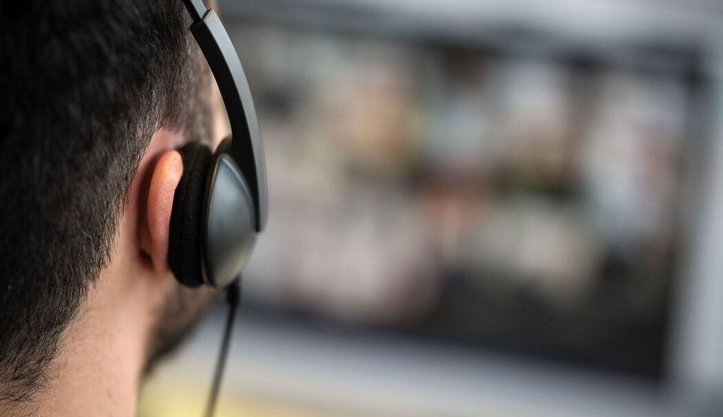 Mann nimmt an einem Videocall teil