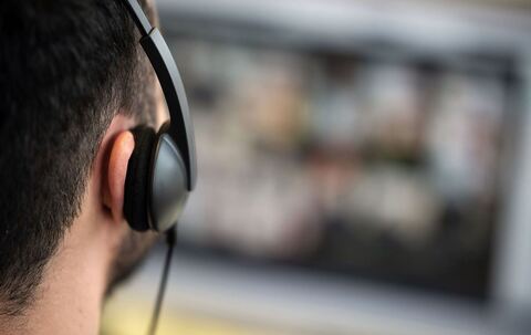 Mann nimmt an einem Videocall teil