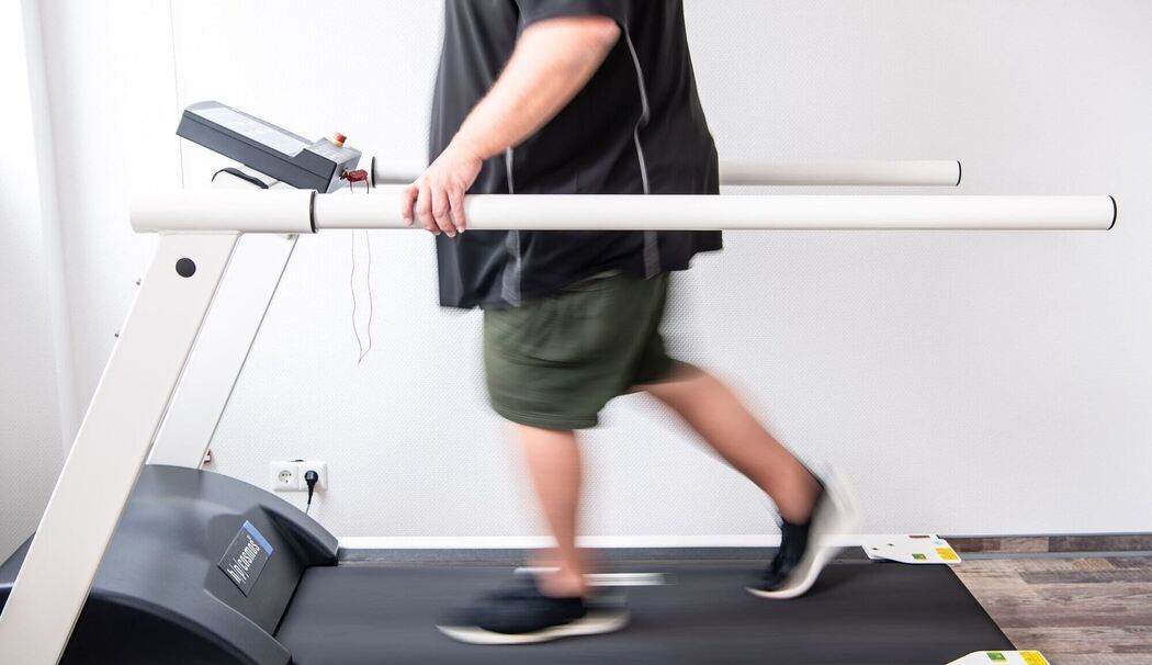 Ein Mann trainiert auf dem Laufband. Ein Mann trainiert auf dem Laufband.