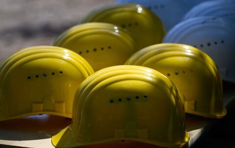 Bauhelme auf einem Tisch