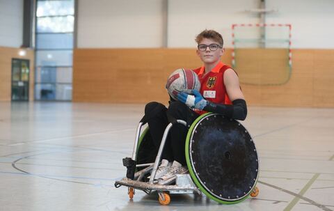 Rollstuhl-Rugby-Spieler bekommt Sport-Rollstuhl geschenkt