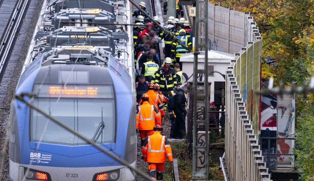 Regionalzug fährt in München gegen umgestürzten Baum Regionalzug fährt in München gegen umgestürzten Baum