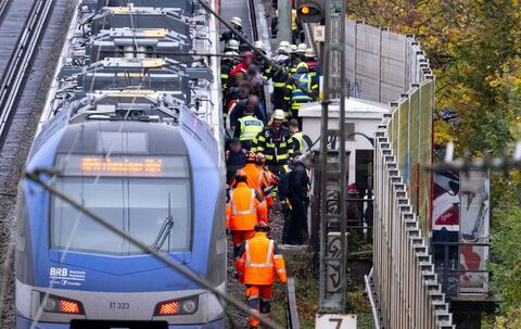 Regionalzug fährt in München gegen umgestürzten Baum