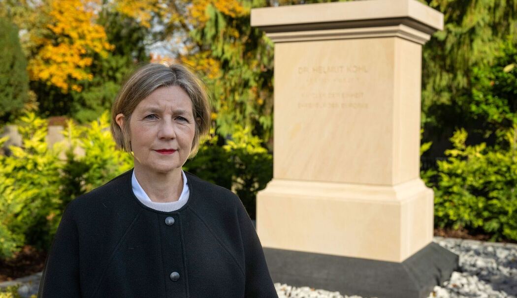 Maike Kohl-Richter am Grabmal ihres Mannes