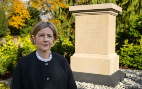 Maike Kohl-Richter am Grabmal ihres Mannes