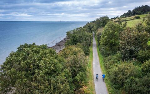 Carlingford Lough und Greenway mit Radfahrern