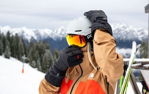 Skifahrerin justiert ihre Skibrille