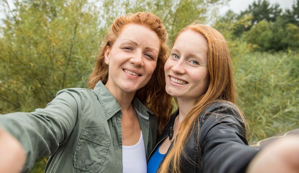 Zwei Frauen posieren für ein Selfie Zwei Frauen posieren für ein Selfie