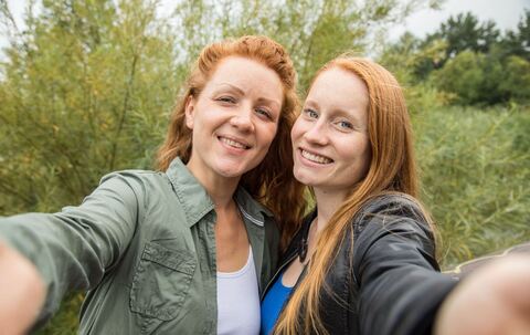 Zwei Frauen posieren für ein Selfie