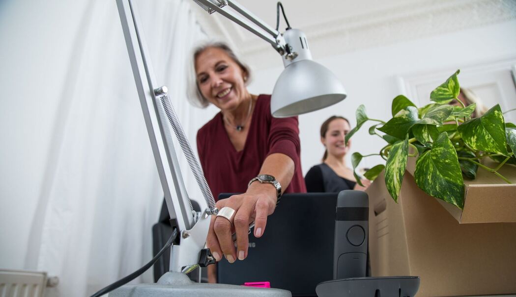 Eine ältere Dame geht in den Ruhestand Eine ältere Dame geht in den Ruhestand