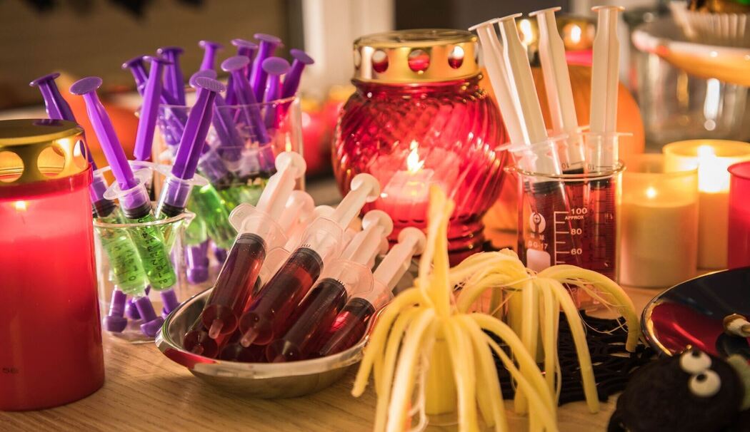 Gruselige Halloween-Speisen auf einem Tisch Gruselige Halloween-Speisen auf einem Tisch