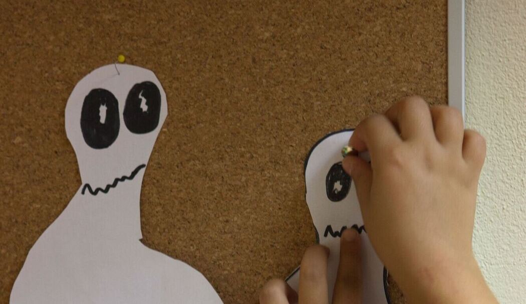 Ein verkleidetes Kind dekoriert für eine Halloween-Party Ein verkleidetes Kind dekoriert für eine Halloween-Party