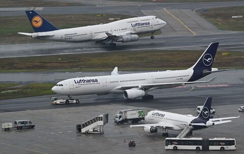 Jets von Boeing und Airbus am Flughafen Frankfurt am Main