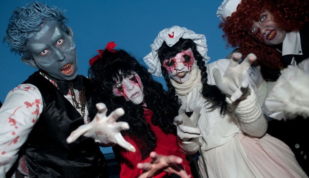 Personen sind zu Halloween verkleidet Personen sind zu Halloween verkleidet