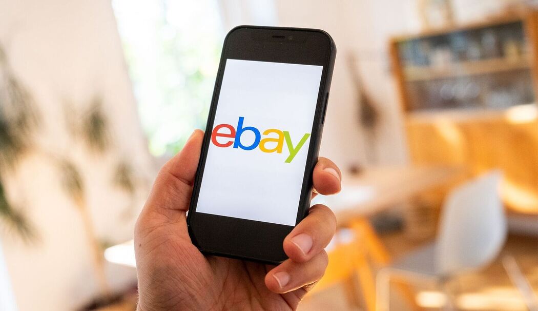 Ebay-Logo ist auf einem Smartphone zu sehen Ebay-Logo ist auf einem Smartphone zu sehen