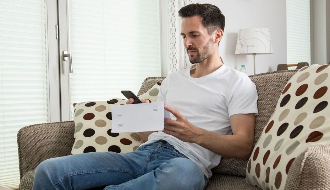 Mann liest seine Post