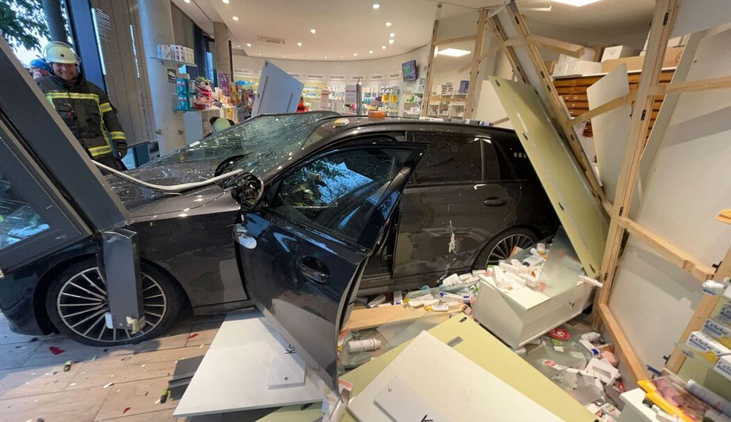 Frau fährt in Apotheke Frau fährt in Apotheke